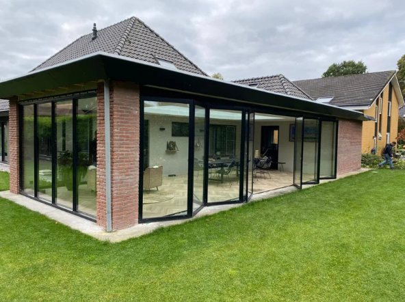 Werktekening van een aanbouwproject op het scherm